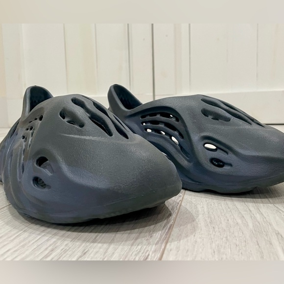 Authentic Yeezy foam runners size 10 great condition. Color midnight Blue/black - Picture 5 of 15